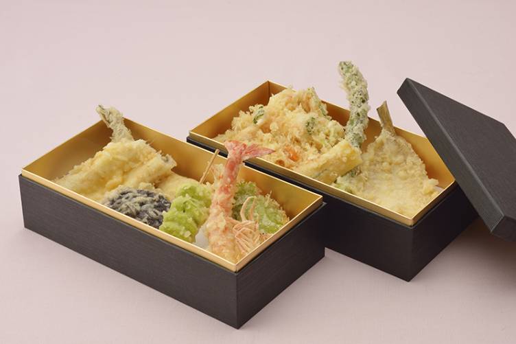 【テイクアウト】作家御用達の味「特製てんぷら盛り合わせ」ご予約承り中！